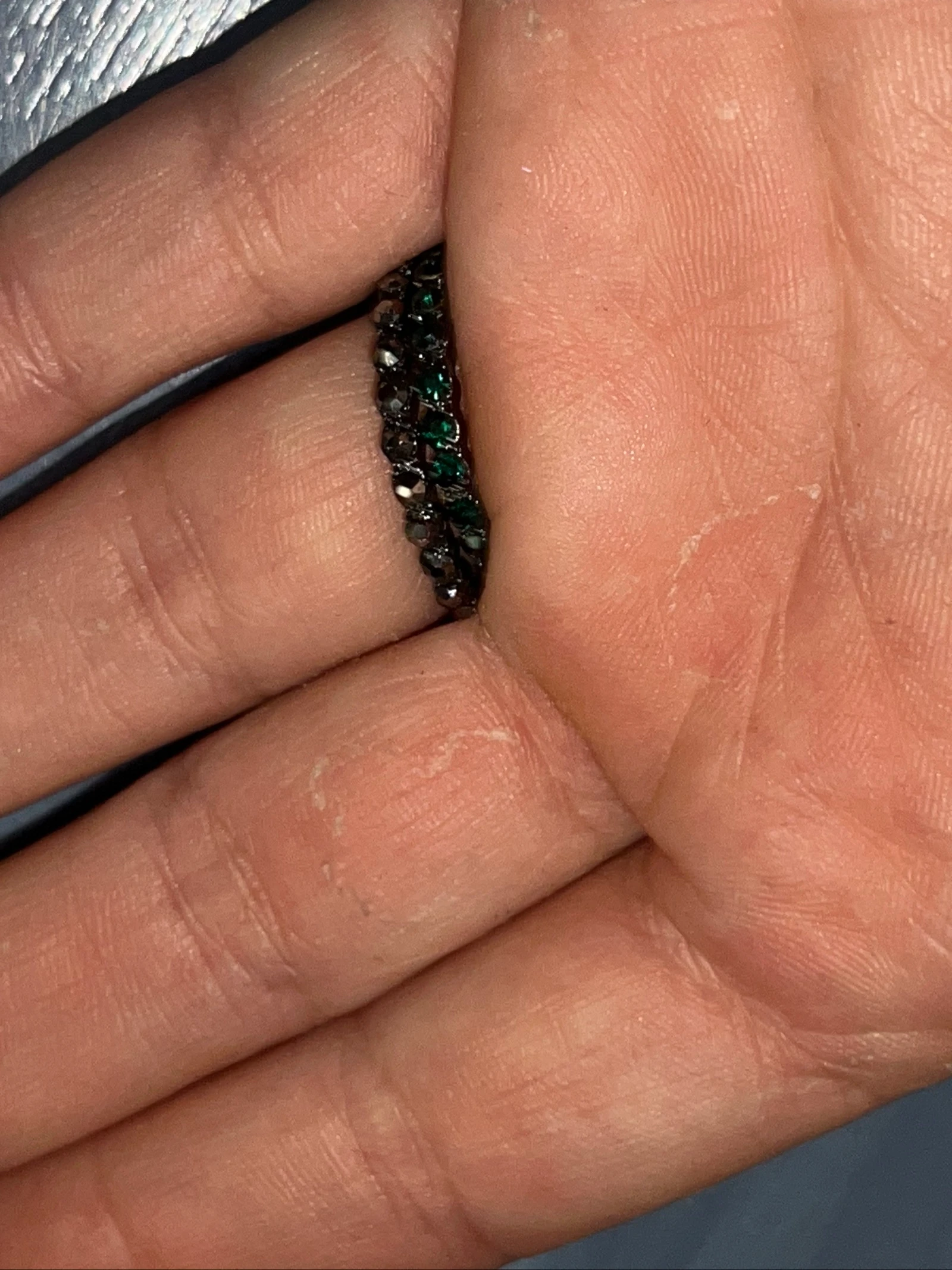 Duo de anillos de fantasía con piedras verdes y negras – photo 3